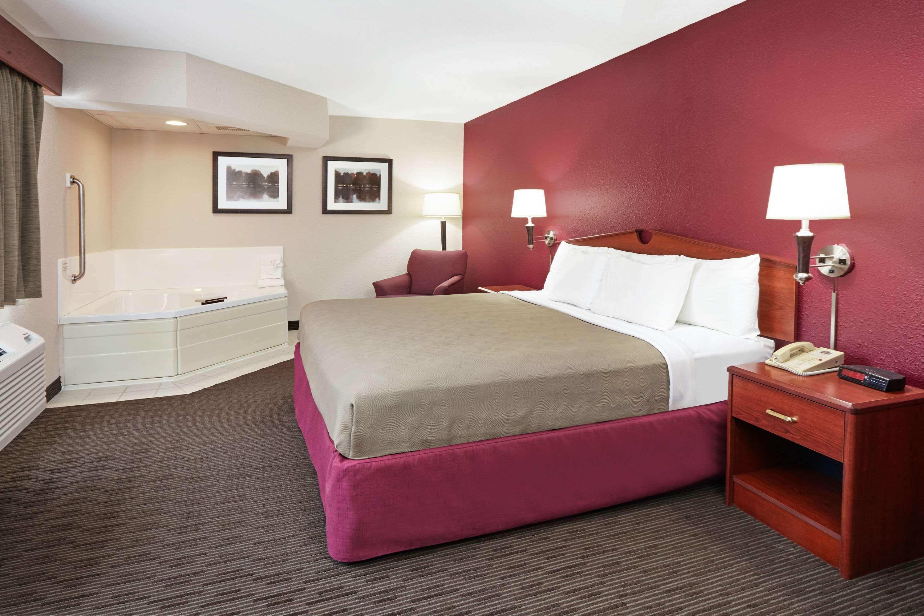 Americinn By Wyndham Douglas/Saugatuck Buitenkant foto