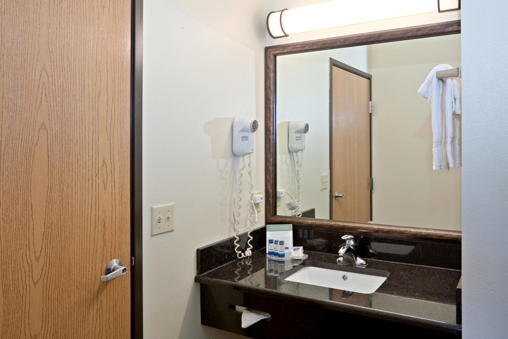 Americinn By Wyndham Douglas/Saugatuck Buitenkant foto