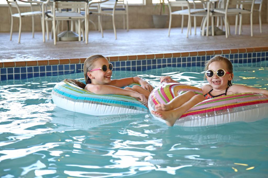 Americinn By Wyndham Douglas/Saugatuck Buitenkant foto